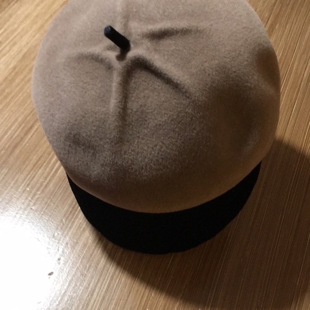 Beige riding hat with velvet brim